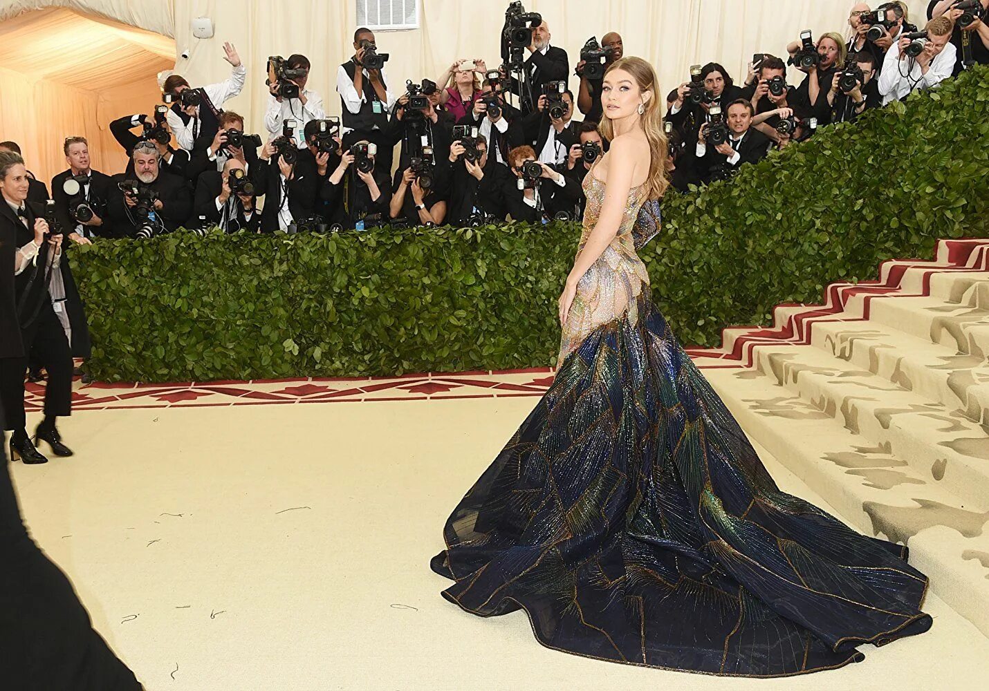 Платья versace met gala. Джиджи хадид met gala 2018. Gigi hadid met gala. Мет гала джиджи хадид красное. Джиджи мет гала 2018.