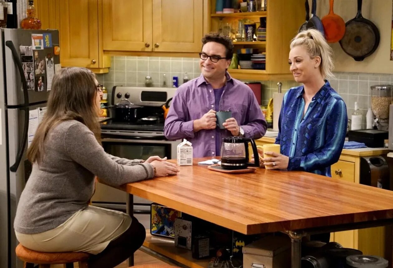 Даты выхода серий теория большого. Пенни тбв. Jim parsons & mayim bialik & johnny galecki & cuoco. Даты выхода серий теория большого. Кэл пенн теория большого взрыва.