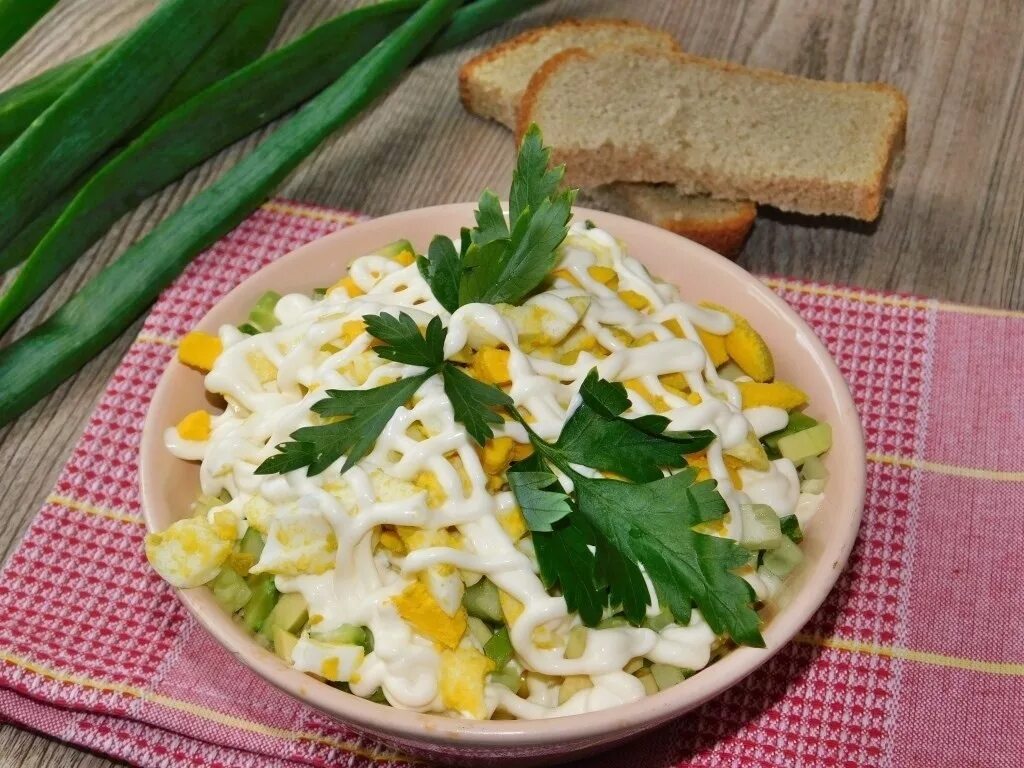 Простой салат из яиц огурцов. Салат с копчёной курицей и кукурузой и огурцом. салат с курочкой, сыром и кукурузой. салат с курицей и кукурузой и яйцом и огурцом сыром. салат с яйцом и кукурузой.