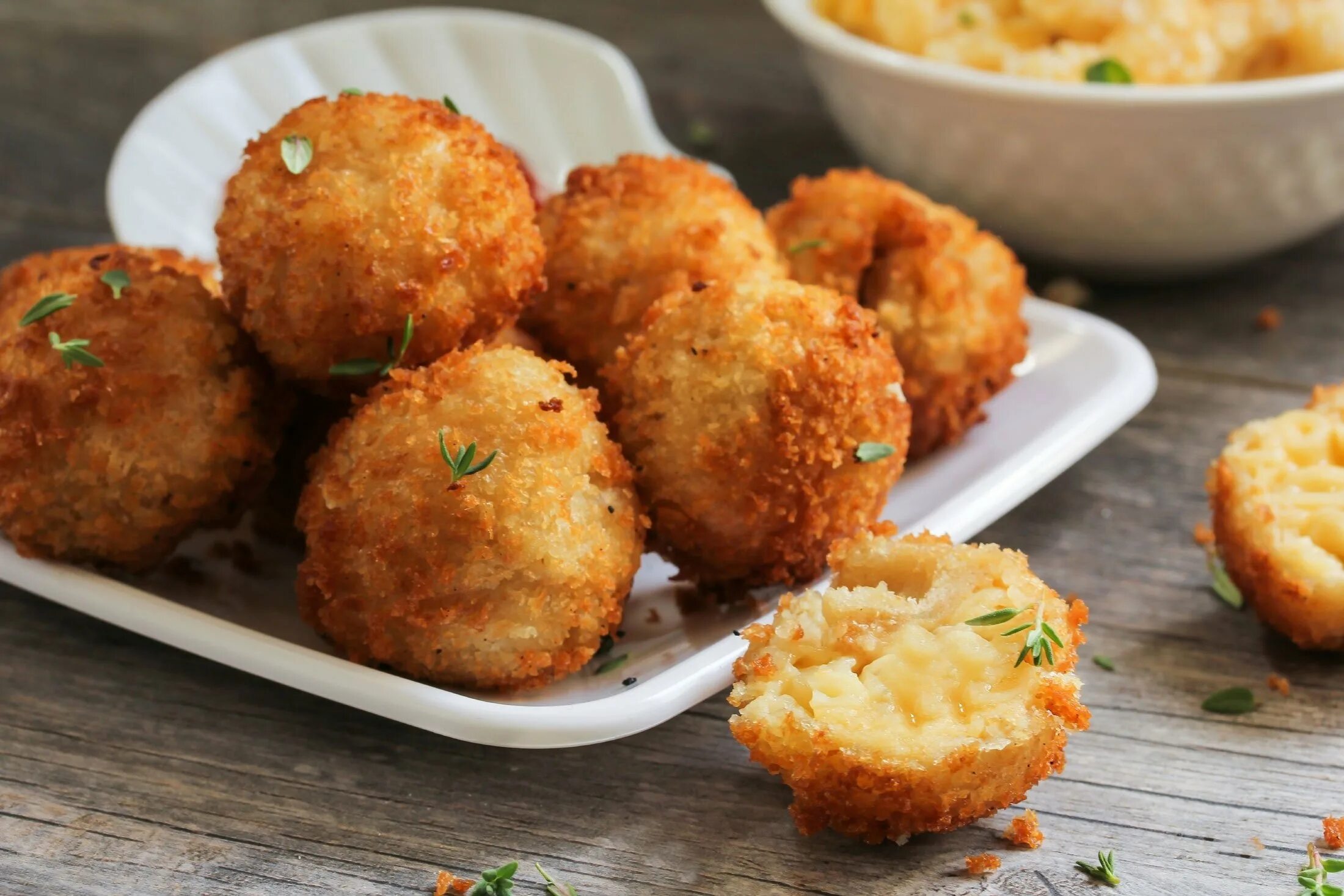 Крокеты куриные как готовить. Сырные крокеты. крокеты мясные. крокеты куриные. сырные шарики жареные.