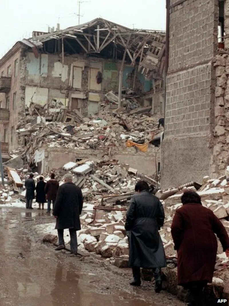 Когда было землетрясение в армении. Землетрясение в армении в 1988. ленинакан землетрясение 1988. землетрясение в армении ленинакан.