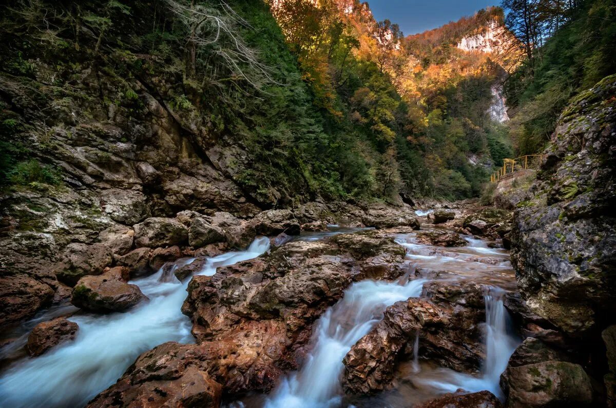 Бьющего в ущелье. Эль чорро королевская тропа. Ущелье ала арча. Деревня маска на тенерифе. Ущелье биказ румыния.