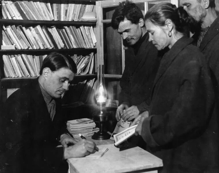 Советские писатели 1930 годов. Библиотека 1930. Библиотеки 1930 СССР. Библиотека 1920 годов.