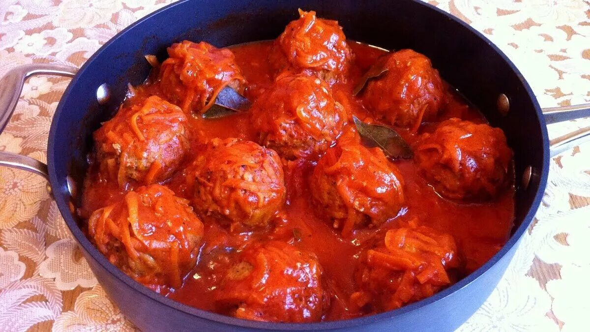 Тефтели в томатном соусе пошаговый рецепт. Тефтели в томатном соусе. тефтели с подливкой. тефтели с рисом в томатном соусе. тефтели мясные в томатном соусе.