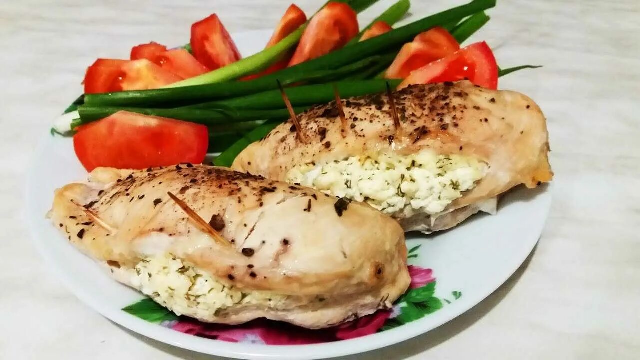 Куриная грудка праздничная. Фаршированная грудка. Фаршированная куриная грудка. Фаршированная куриная грудка в духовке. Куриная грудка с творожным сыром в духовке.