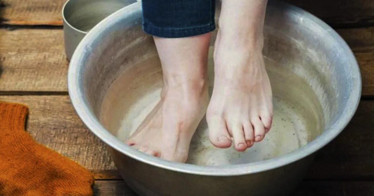 Ванночка для компрессов ног. Ванна для ног. Замочите ноги в уксусе. Замачивание ног в уксусе. Замочить ноги в уксусе раз в неделю.