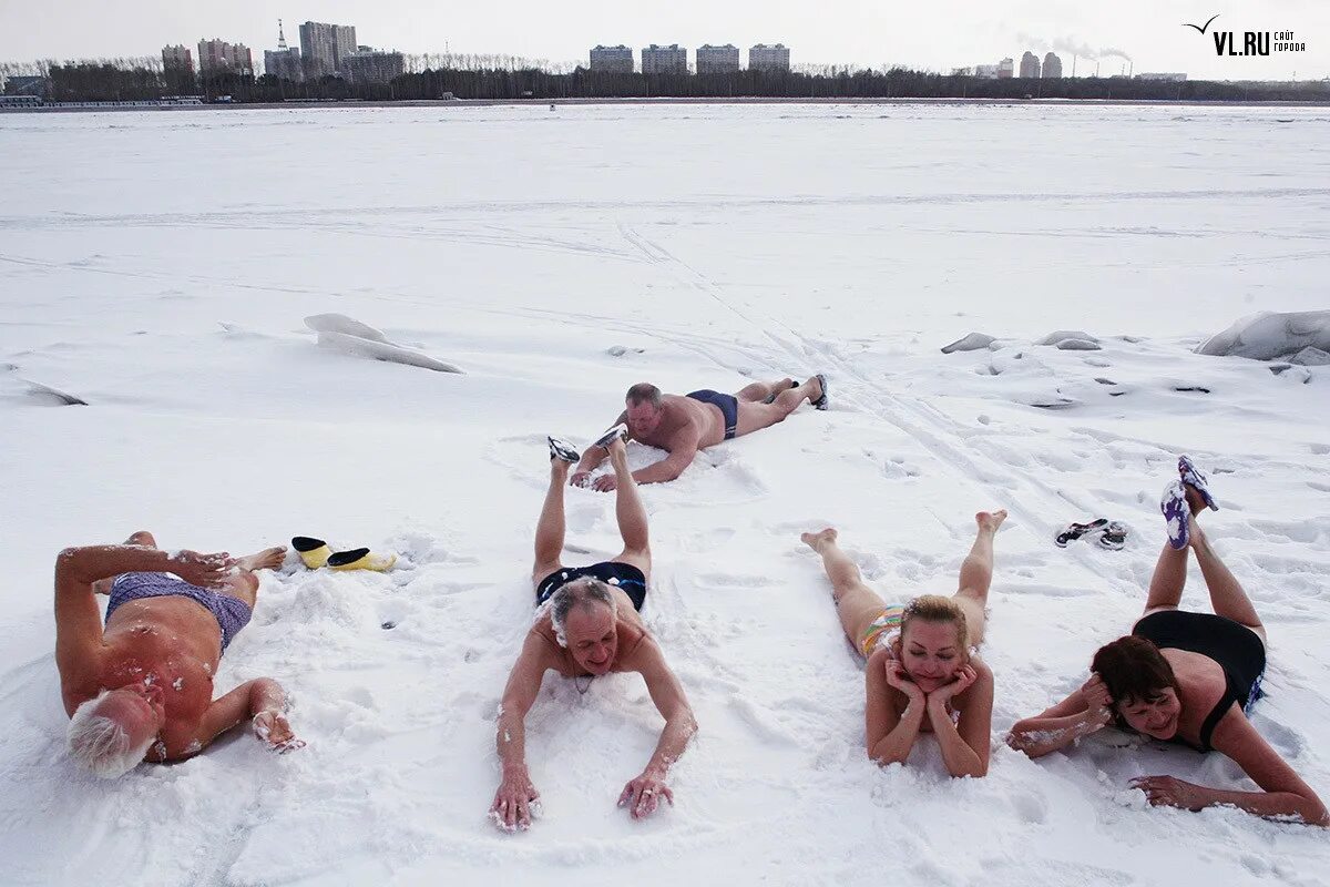 После купания я иду купаться. Купаться в холодной воде. Дети 7 лет купаются. Люди купаются. После купания я иду купаться.