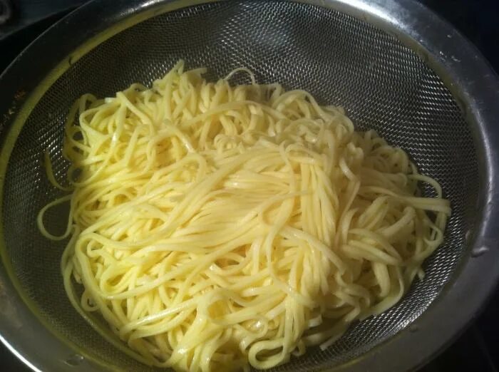 Сколько по времени варить спагетти в кастрюле. Макароны в кастрюле. Кастрюля для спагетти. Вареные макароны в кастрюле. Вермишель в кастрюле.