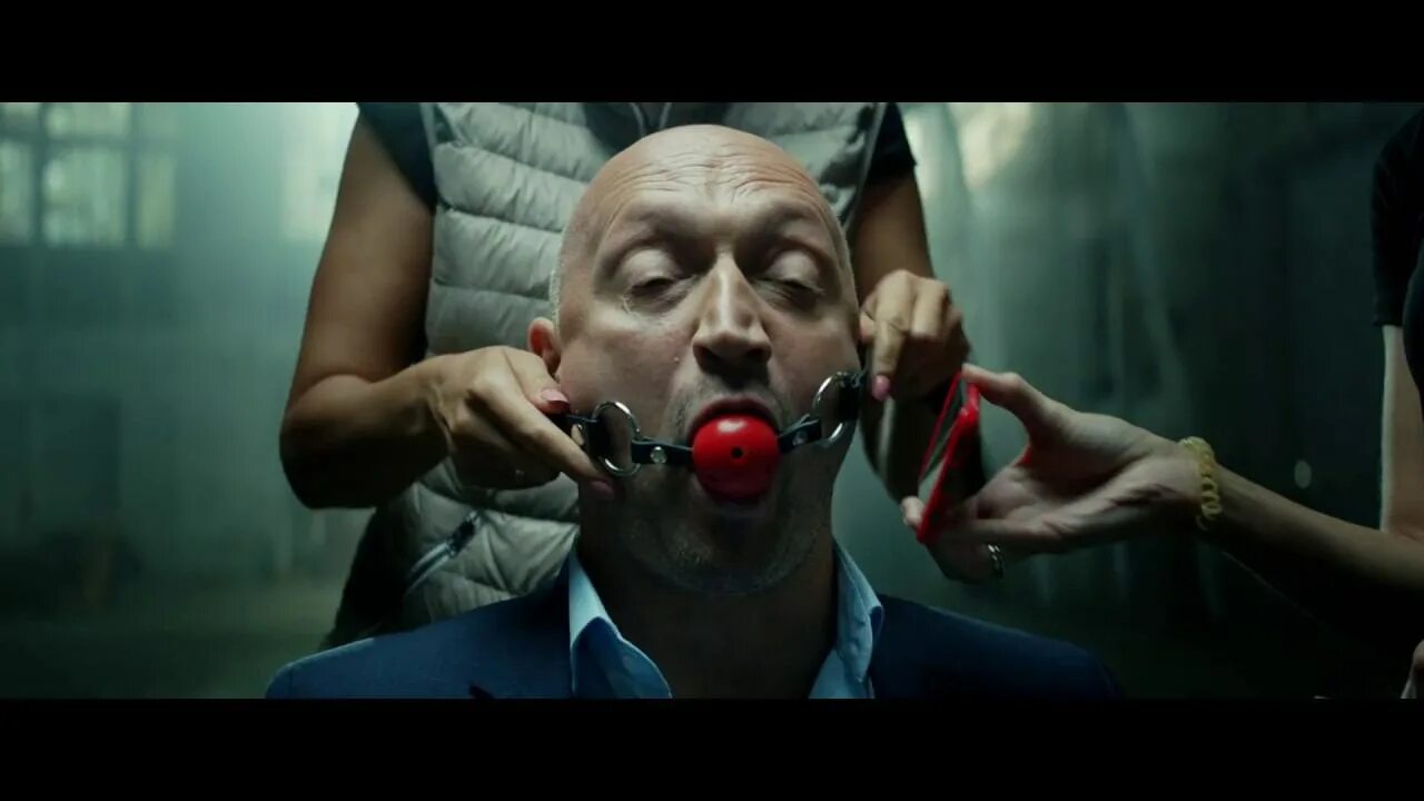 Связанный человек. Парень с кляпом во рту. Бернард кроу. Связанный парень с кляпом во рту. Человек с заклеенным ртом.