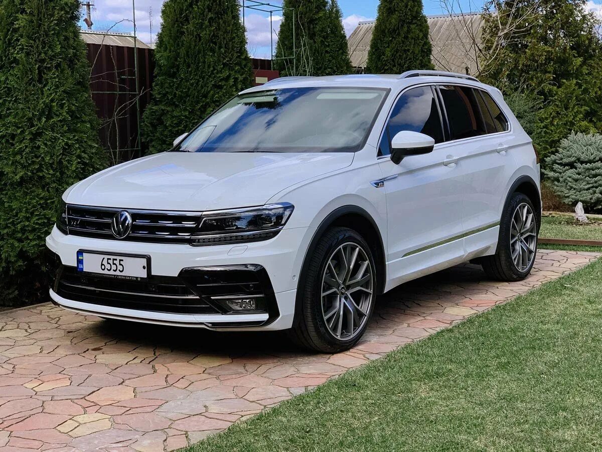 Vw r line. Volkswagen Tiguan 2020 r line. Volkswagen Tiguan 2018 r line. VW Tiguan 2 r line. Volkswagen Tiguan 2019 r line.