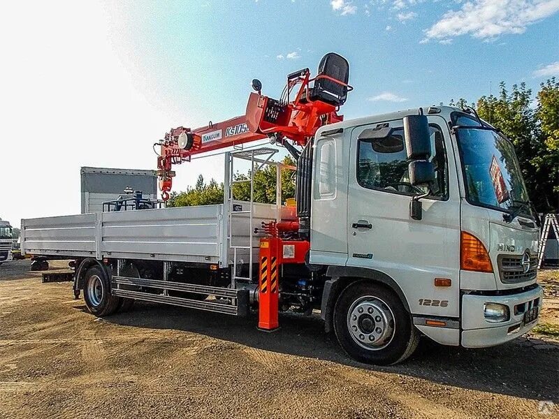 Манипулятор 15. Кран-манипулятор Kanglim ks1056. КМУ Kanglim KS 1056. Hino 500 с КМУ. Hino 500 манипулятор.