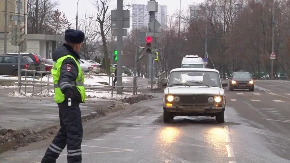 Гаишник светофор. Нарушители ПДД. Езда на красный свет. Штраф на светофоре. Штрафы гибдд светофор красный