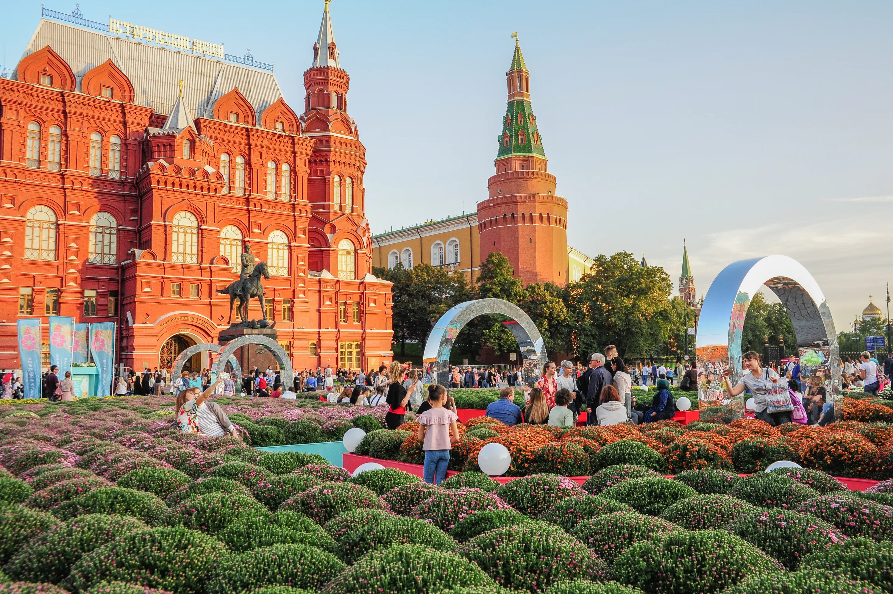 Где фестиваль. Цветочный джем на Манежной площади в Москве. Москва Цветочная Манежная площадь. Цветочный джем красная площадь. Манежная площадь фестиваль цветов.