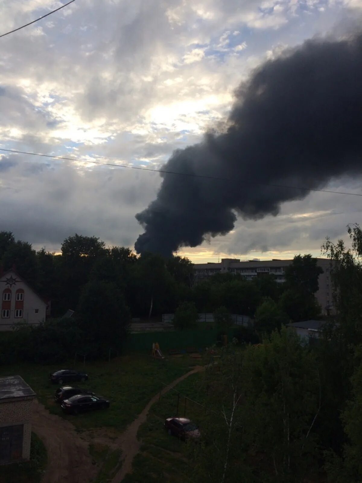 Трубы с дымом. Пожар в городе. Дымок где снимали. Дымок где снимали. Дымок где снимали.