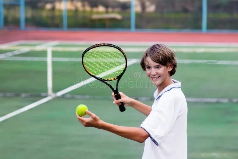 Ребенок с теннисной ракеткой. They play tennis предложение. Теннис дети. Tennis art. Ребенок играет в теннис фото.
