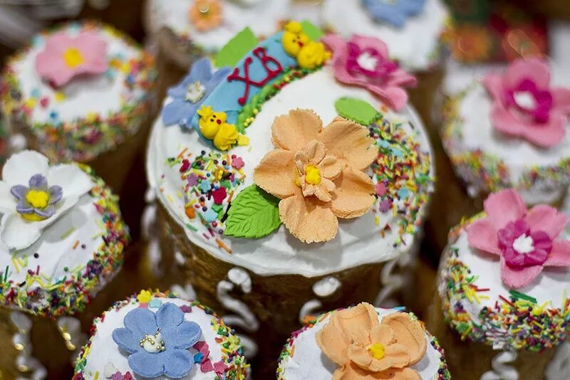 Пасхальный кулич декор. Куличи украшение оригинальное. Декор куличей. Украшение куличей айсингом. Украшение куличей.