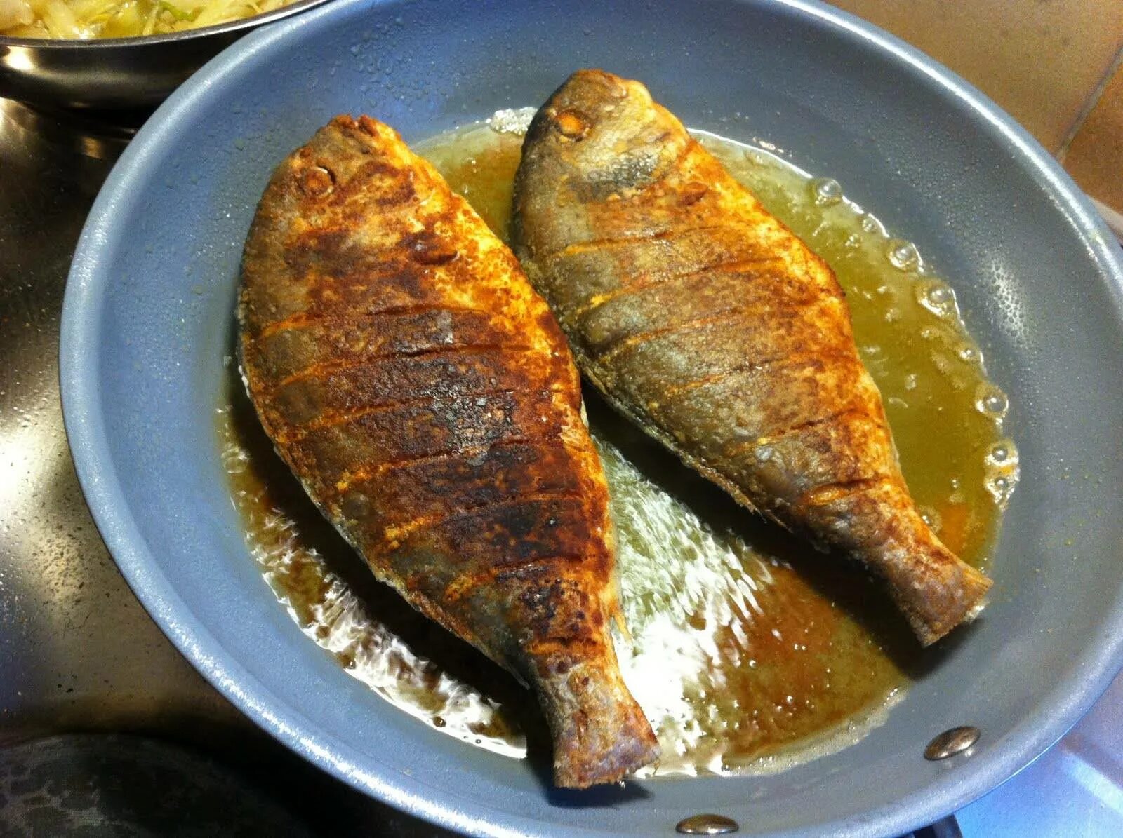 Жареная рыба в замасленной майке. Рыба на сковороде. Рыба для жарки. Жареная рыба на сковородке. Рыбка на сковороде.
