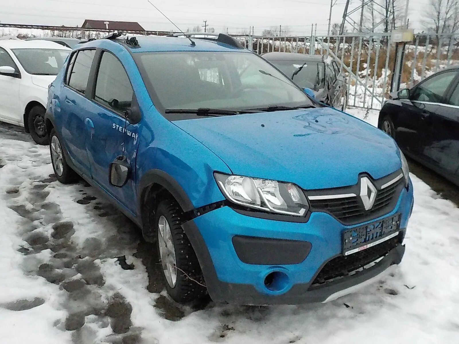 Купить сандеро саратов. Renault Sandero 2 битый. Рено Сандеро степвей битый. Рено Сандеро степвей битая. Биты Рено Сандеро степвей.