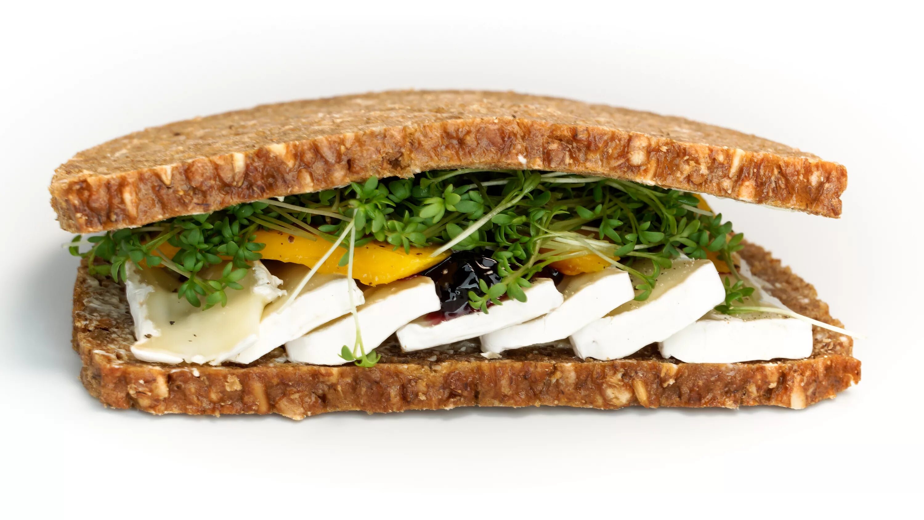 Калорийность бутерброда с черным хлебом. Сэндвич с камамбером. Сэндвич с Кресс салатом. Хлеб для бутербродов. Сэндвич из цельнозернового хлеба.