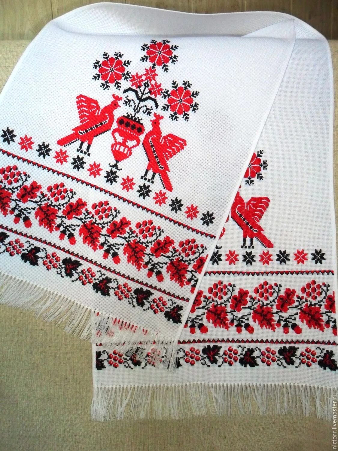 Вышитые полотенца. Вышитые рушники крестиком. Рушник вышитый крестиком. Славянский рушник. Рукобитный рушник.