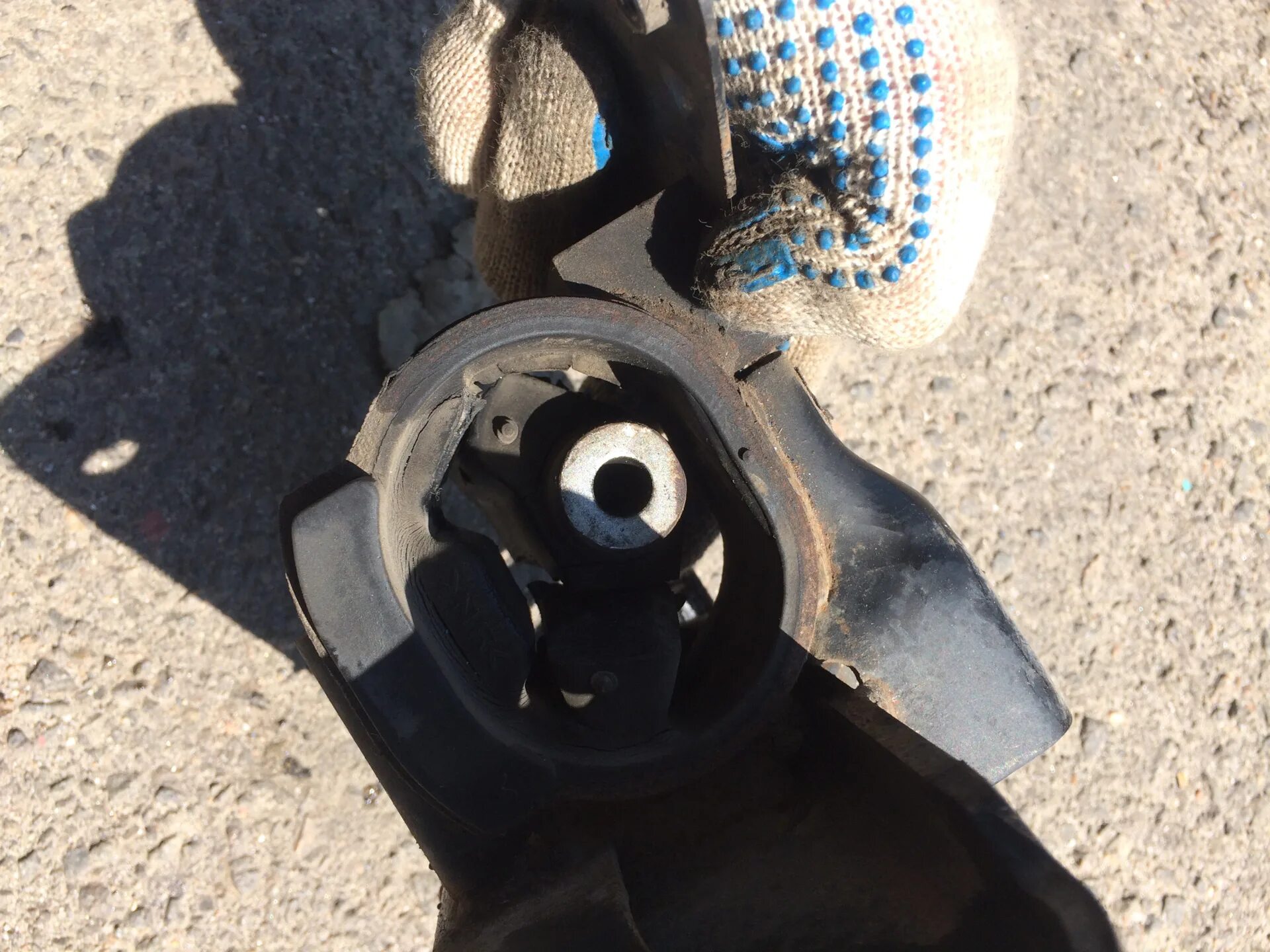 Rav 4 2012 2. Крепление коробки передач тойота рав 4. Подушка двигателя тойота рав 4. Замена подушек двигателя сузуки сх4. Подушки заднего редуктора рав 4 2007.