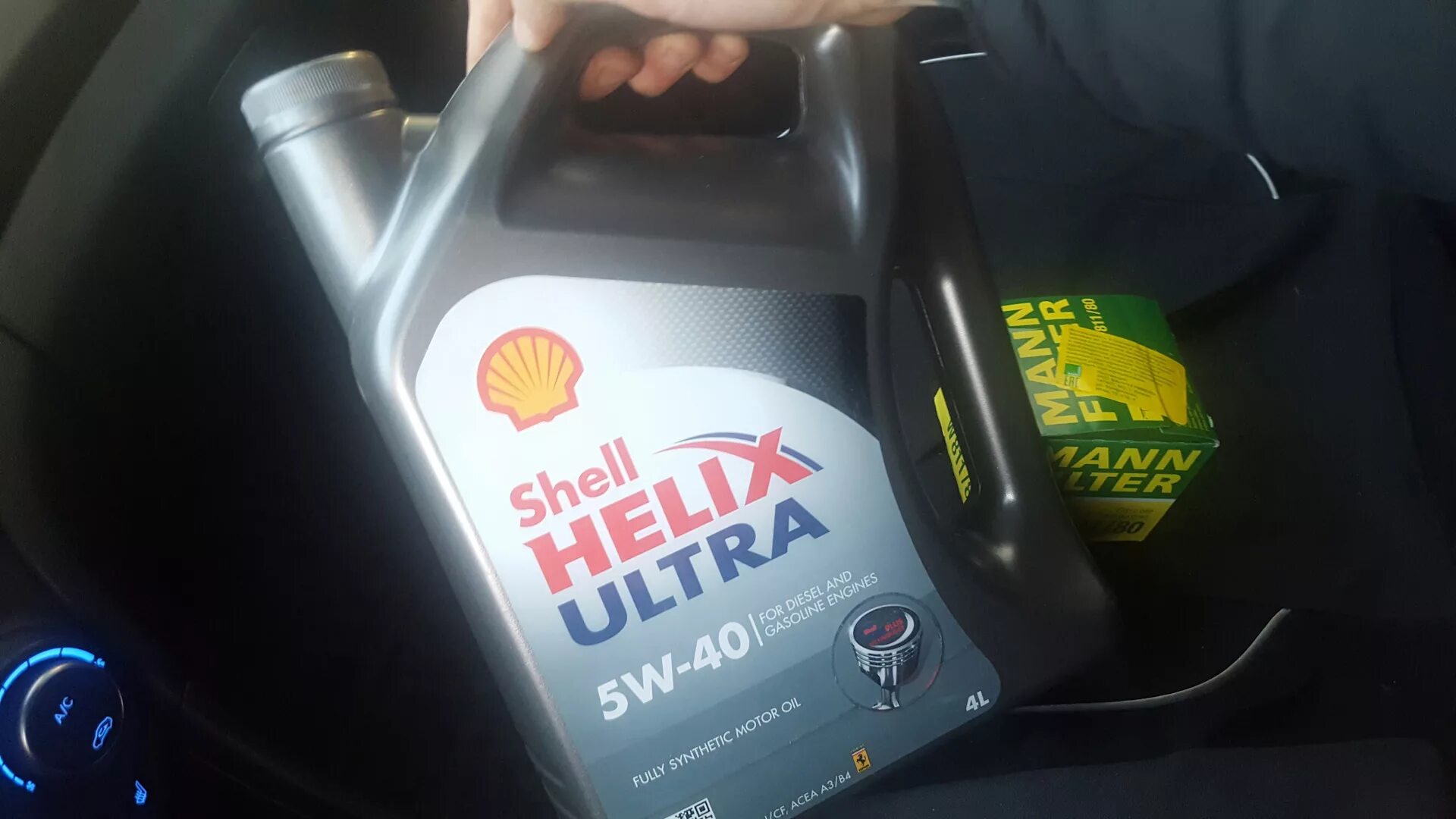 Сколько масло заливать в солярис. Моторное масло Shell на Hyundai Solaris 5 40. Hyundai Solaris 11 масло в двигатель. Hyundai Solaris 1.6 2018 года масло ДВС. Масло на Хендай Солярис в двигатель 1.6 автомат.