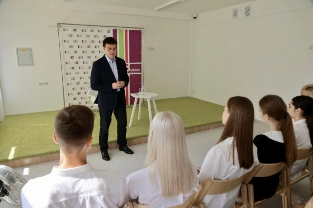 1 сентября красноярск мероприятия. 1 сентября красноярск мероприятия. 1 сентября красноярск мероприятия. Самая большая школа в красноярске. Школьная линейка 1 сентября.
