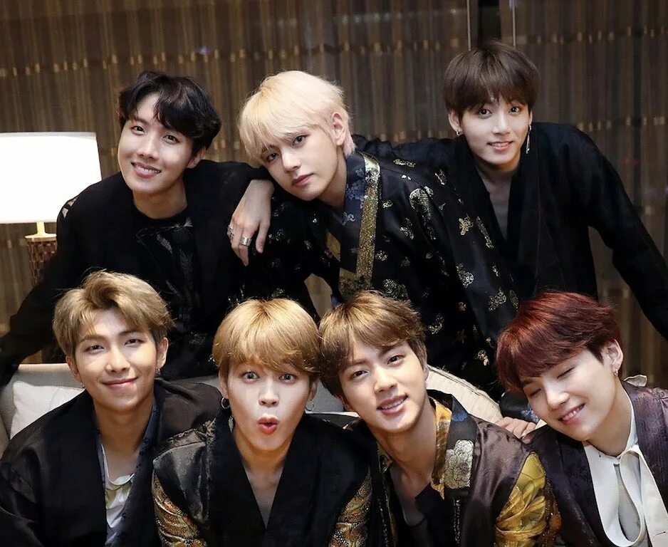 Сколько участников в группе bts. Bts rasmi. втс участники. арми корейская группа бтс. бтс mga 2018.
