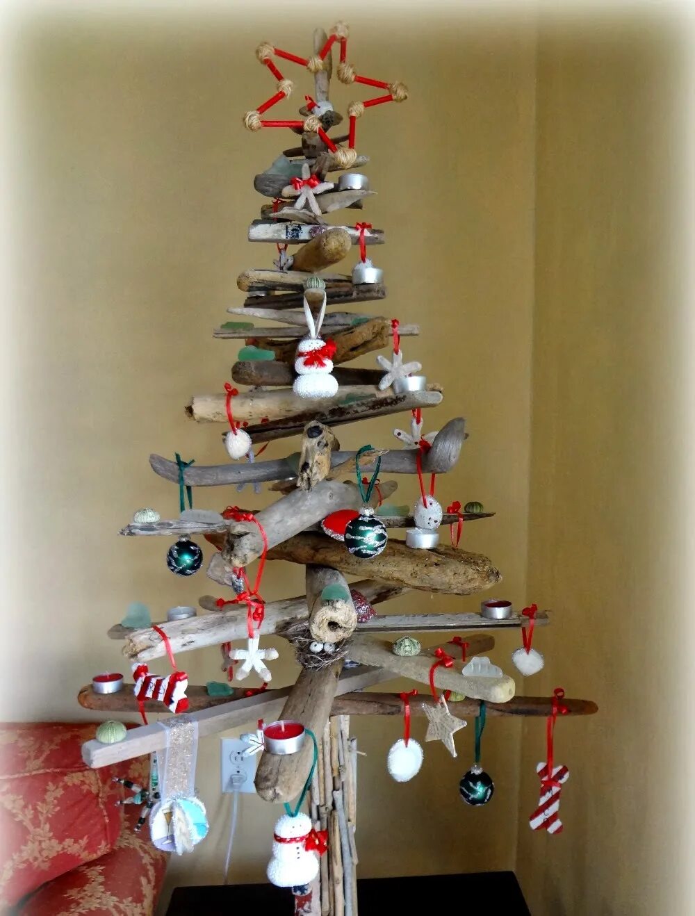 самодельная елка на новый год. оригинальная елка из подручных материалов. оригинальная елка из подручных материалов. еокаизподручных материалов. оригинальная елка из подручных материалов.