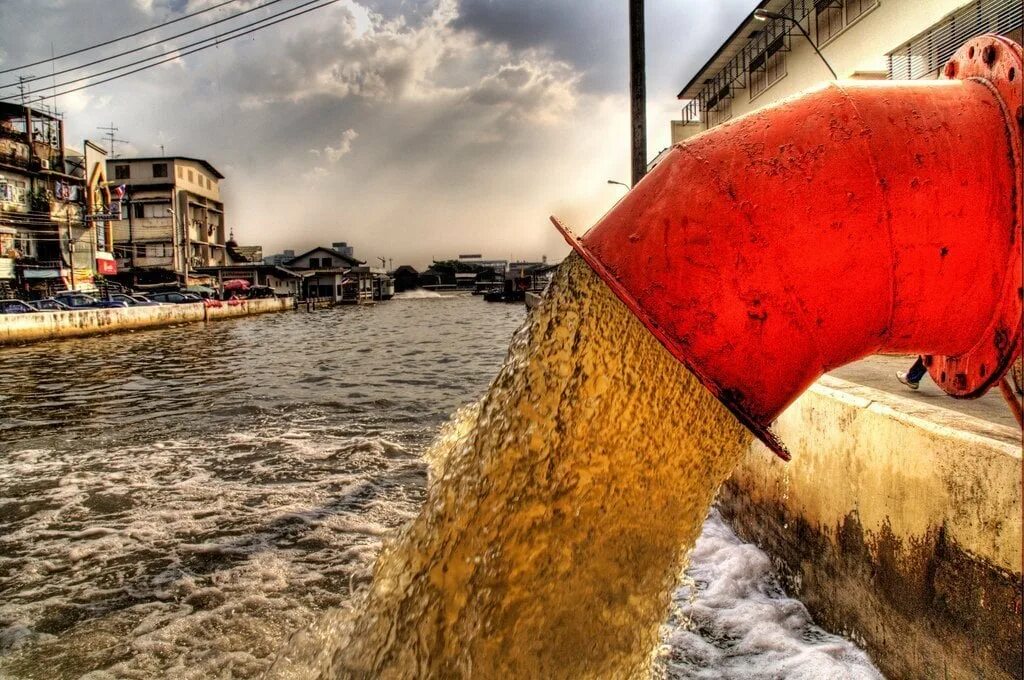 Загрязнённая река завод. Загрязнение воды. Сточные воды. Выбросы в воду. Неочищенные стоки