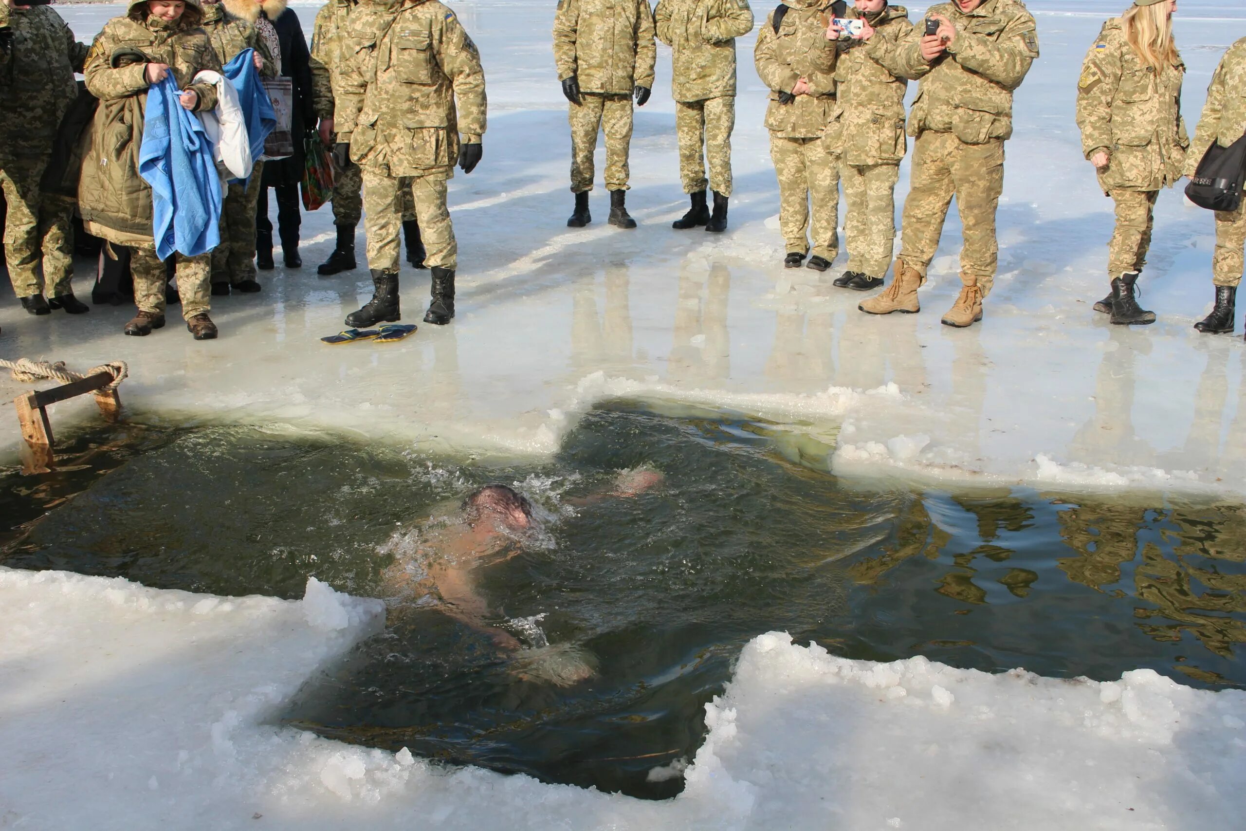 крещение с военнослужащих шумиловской бригады. военное крещение. крещение в армии. главный храм вмф кронштадт. военное крещение.