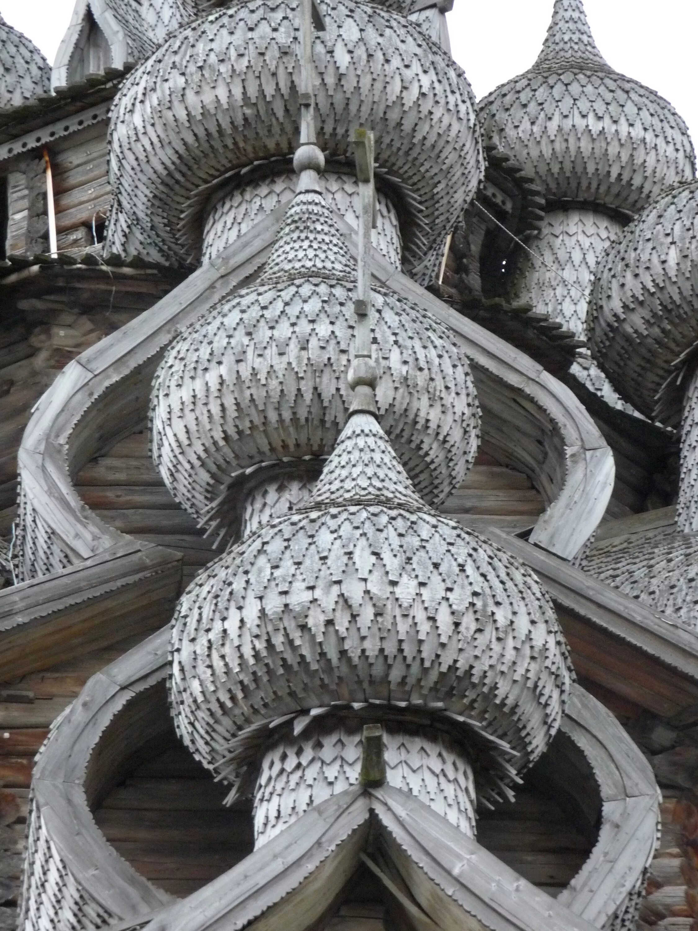 Лемех главка церкви. Лемех крыша. Церковь успения в варзуге. Деревянный лемех церкви. Купола церкви в кижах.