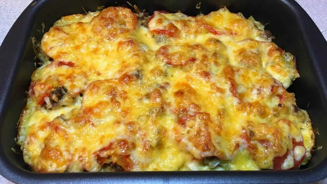 Фарш с картошкой в духовке с сыром и помидорами. Картофель запеченный с фаршем. Запечённая картошка с фаршем в духовке. Тертая картошка с мясом в духовке. Фарш с картошкой в духовке с сыром.