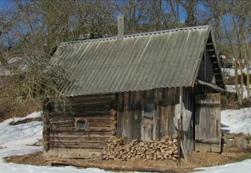 Деревенская баня. Старая баня. Старая деревенская баня. Деревенская баня вид снаружи. Купить бани в деревнях