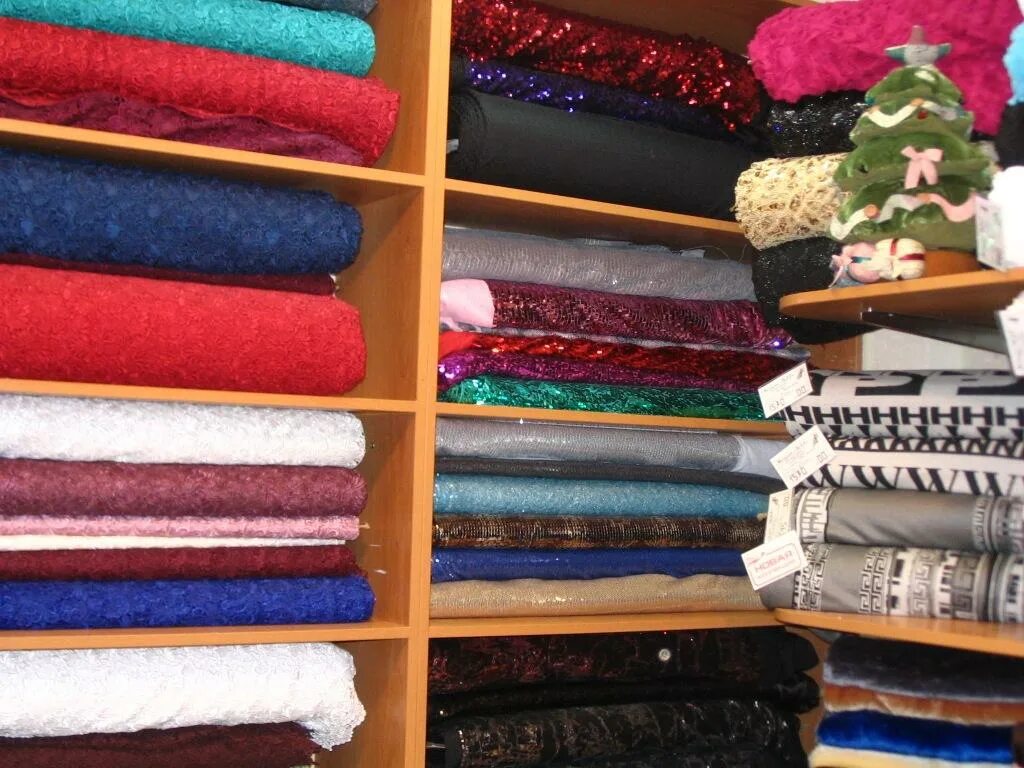 Оформление магазина тканей. Магазин тканей красноярск. Магазин ткани рабочая. Магазин ткани рабочая. Магазин ткани рабочая.