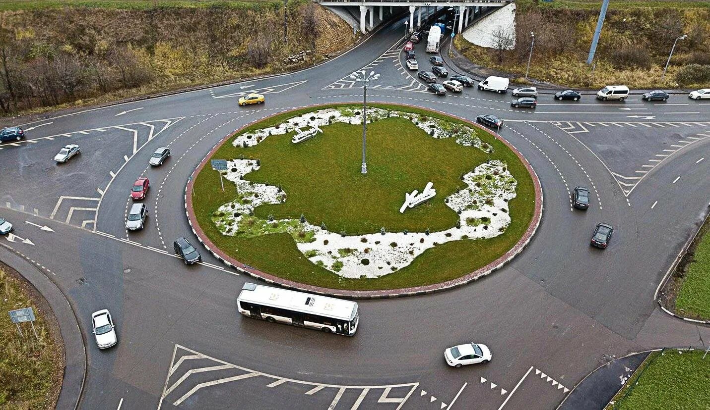 Перекресток сткруговым движением. Круговой перекресток. Круговое движение. Перекресток с круговым движением.