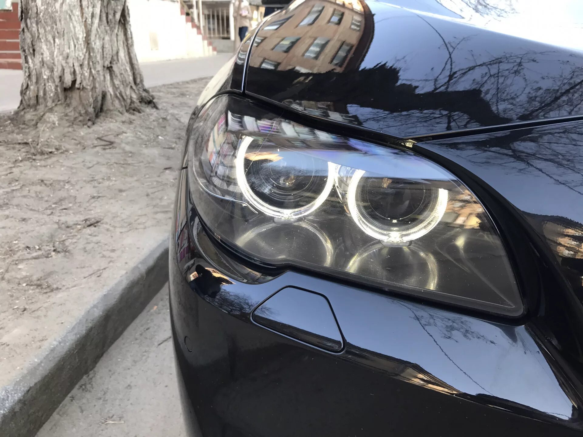 Фары машины в темноте. Машина в темноте. Бмв м5 в темноте. Bmw 7 руфвдшпр. Бмв е39 глазки в темноте.