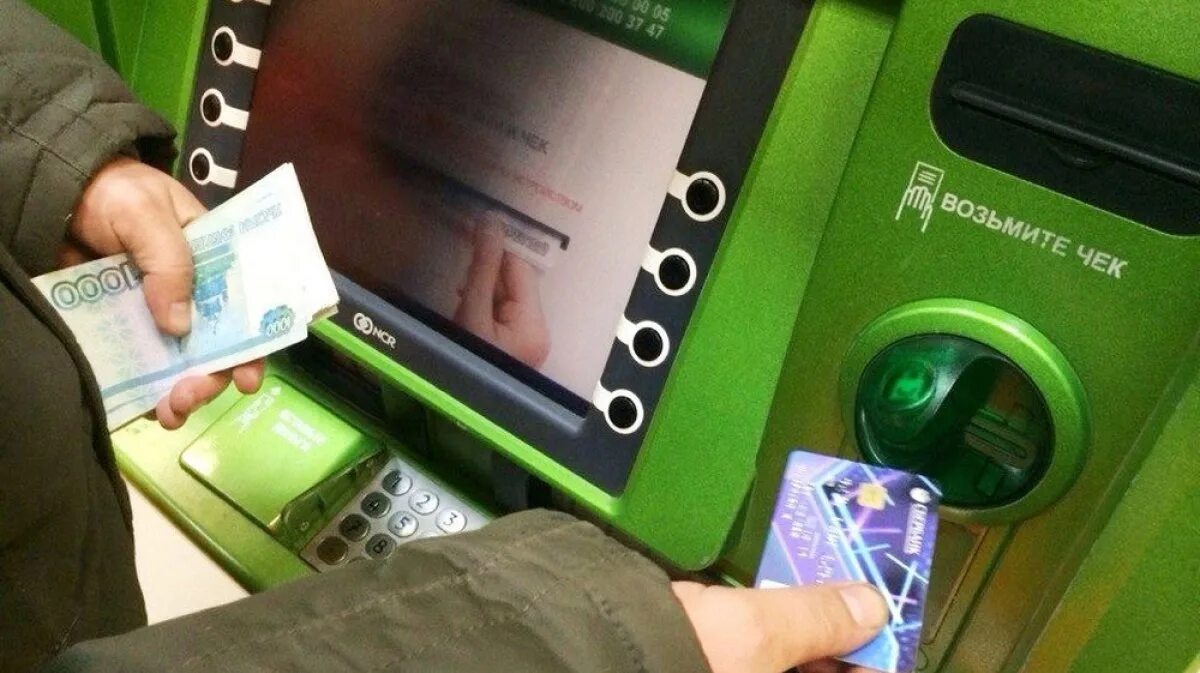 Переводит деньги по телефону. Нашел телефон перевел деньги. Деньги на телефон. Нашел телефон перевел деньги. Хищение денежных средств.