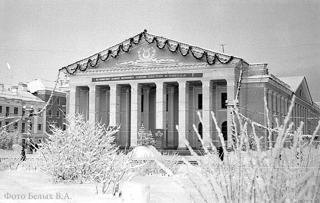 ухта дом культуры храм. церковь ухта октябрьская. храм стефана великопермского ухта внутри. храм стефана великопермского. церковь святого стефана великопермского ухта старый.