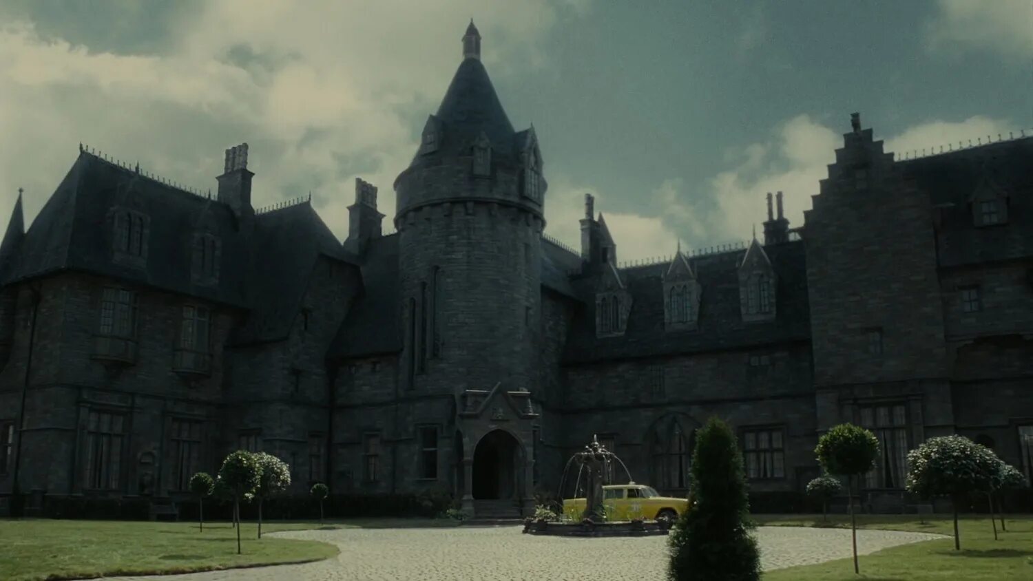 аркхем город лавкрафт. поместье блэк миррор. поместье кентервиль чейз. мрачные тени фильм 2012 особняк. мрачные тени поместье коллинвуд.