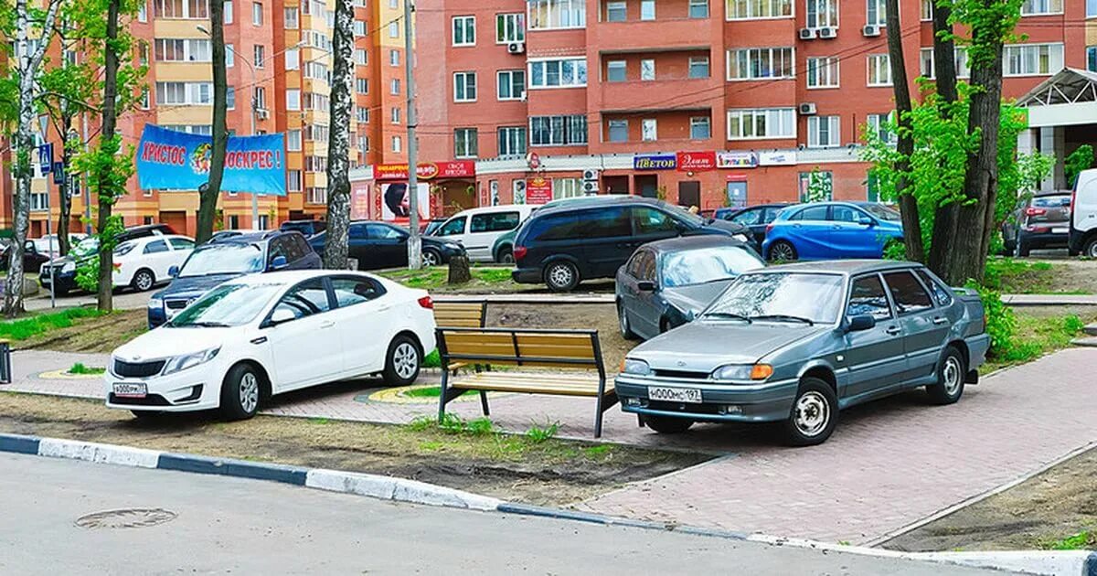 Припаркованный автомобиль