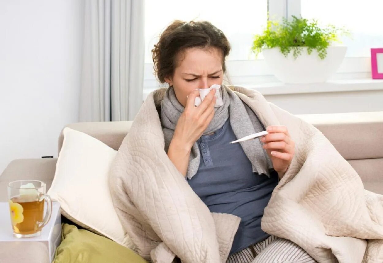Больной подобрать. Человек болеет. Простуда. Простудные заболевания. Больной гриппом.