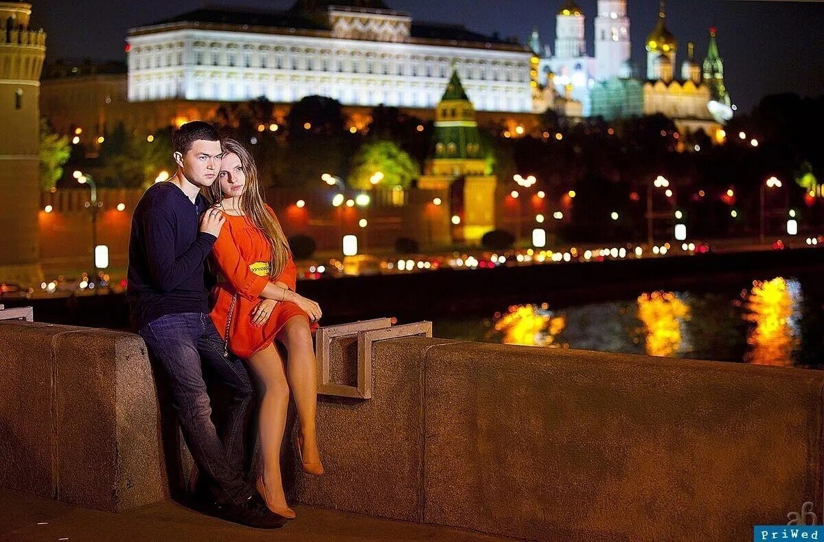 Мы гуляли довольно долго до самого вечера. Влюбленные в Москве. Влюбленная пара на фоне Москвы. Парень и девушка на набережной. Влюбленные в городе.
