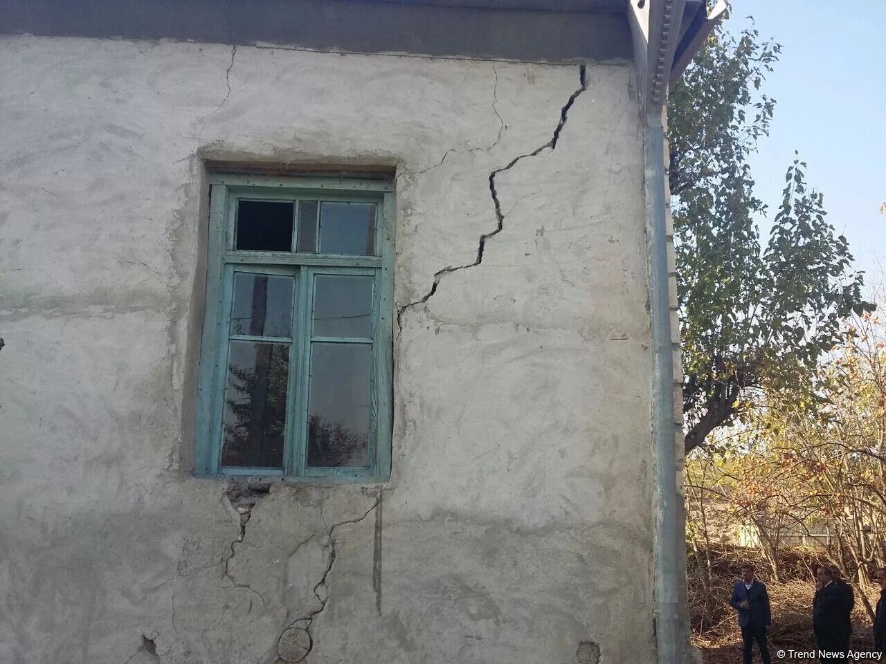 Последствия трещины. Трещина в доме. Трещина в доме от землетрясения. Трещина в частном доме. Трещины на стенах в доме после землетрясения.