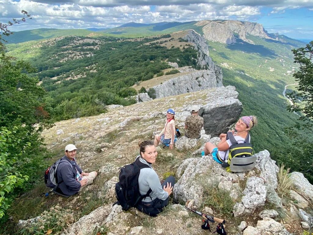 Байдаро-Кастропольская стена. Байдаро-Кастропольская стена в Крыму. Гора Кастропольская Крым. Чертова лестница Ялта. Ялта экскурсии 2024