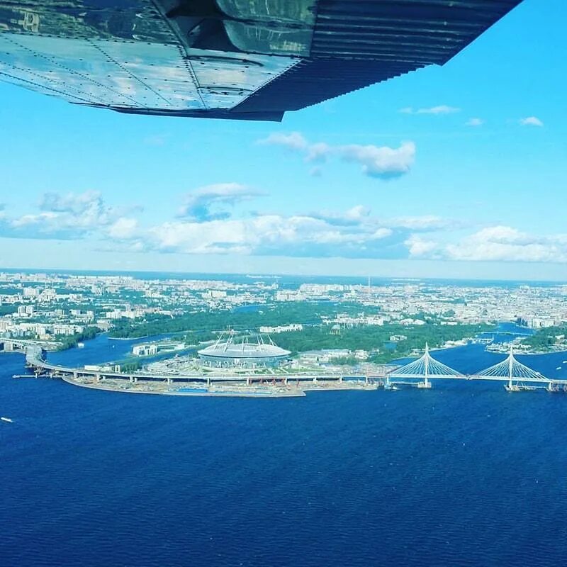 полет над спб. лахта центр с самолета. полет на вертолете балашиха. аэропорт пулково самолеты. петербург летающая реклама.