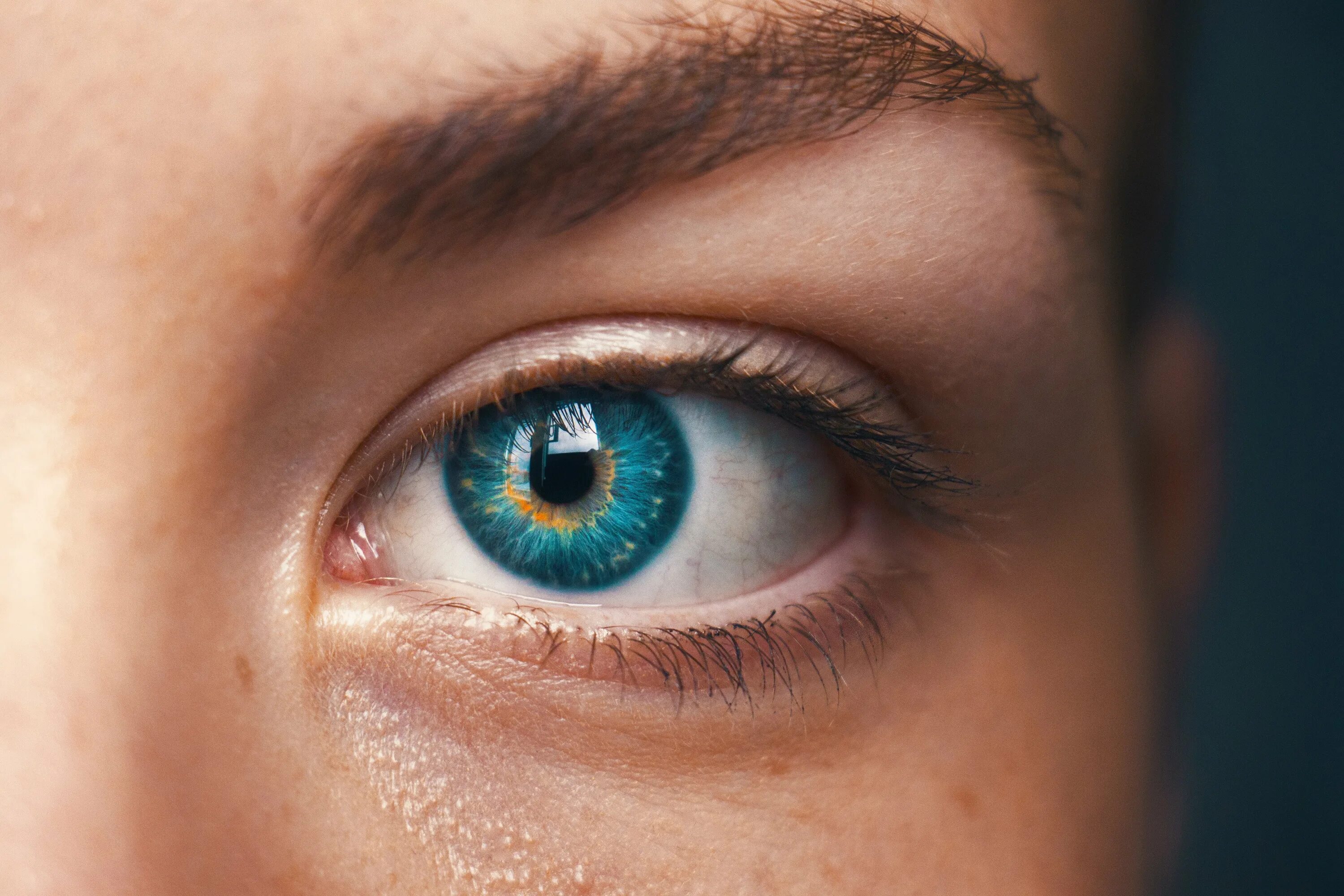 Глаза биологи. Вероника Сейдер самый Зоркий человек. Цветные линзы гетерохромия. Севак мир ярче. Голубые глаза.