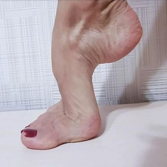 Ступни high arches. Арочные ступни футфетиш. Женские ступни arches. Foot arch. Ступни high arches.