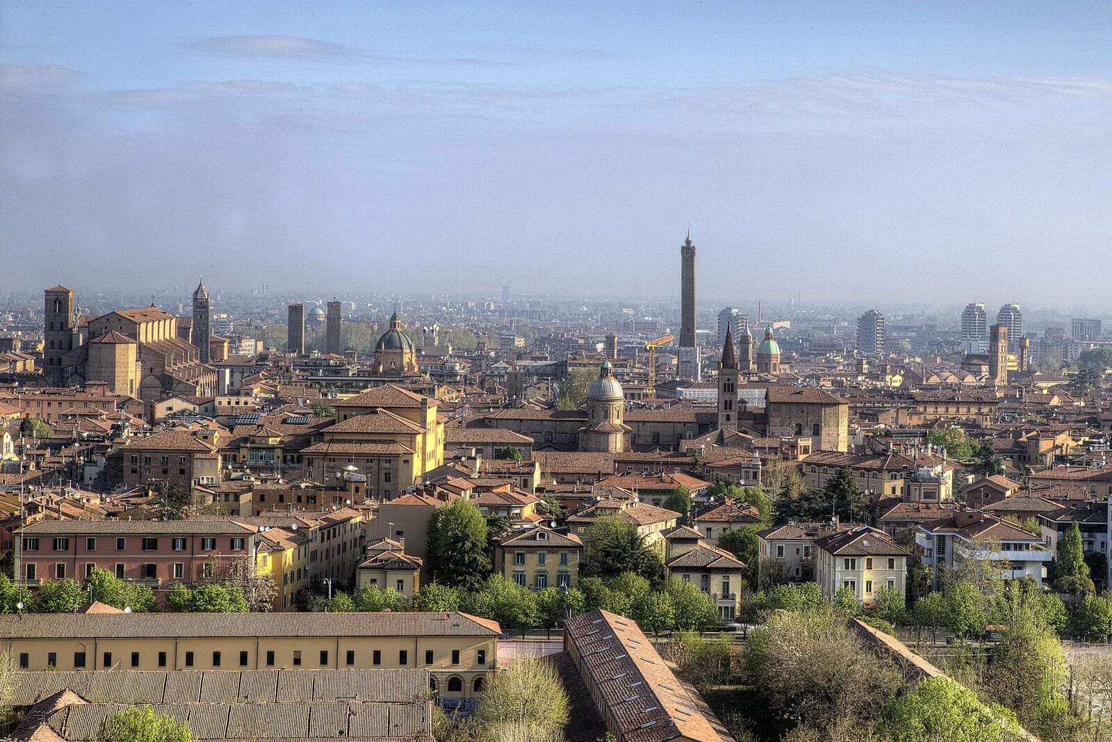 Бологна италия. Гаризенда башня в болонье. Болонья башни гаризенда и азинелли. Piazza maggiore болонья. Болонья романья.