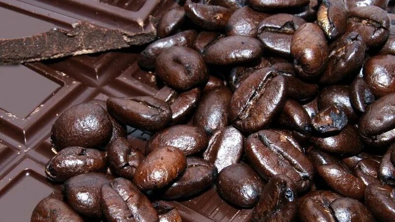 Точки шоколад. Кофе с финиками. Кофе черный с финиками. Шоколад точками. Горький шоколад с финиками диамонд.